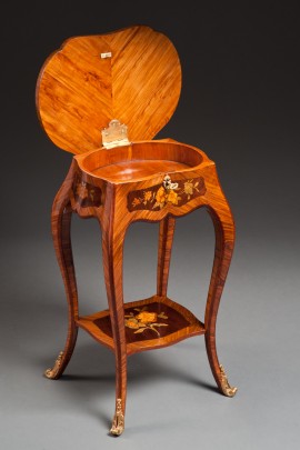 Table en chiffoni&egrave;re